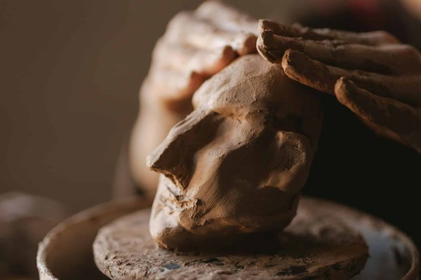 Comment les ateliers de sculpture peuvent-ils contribuer au développement de la motricité fine chez les seniors ?